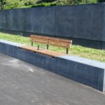 Parkové lavičky se hodí i na mnohá sportoviště